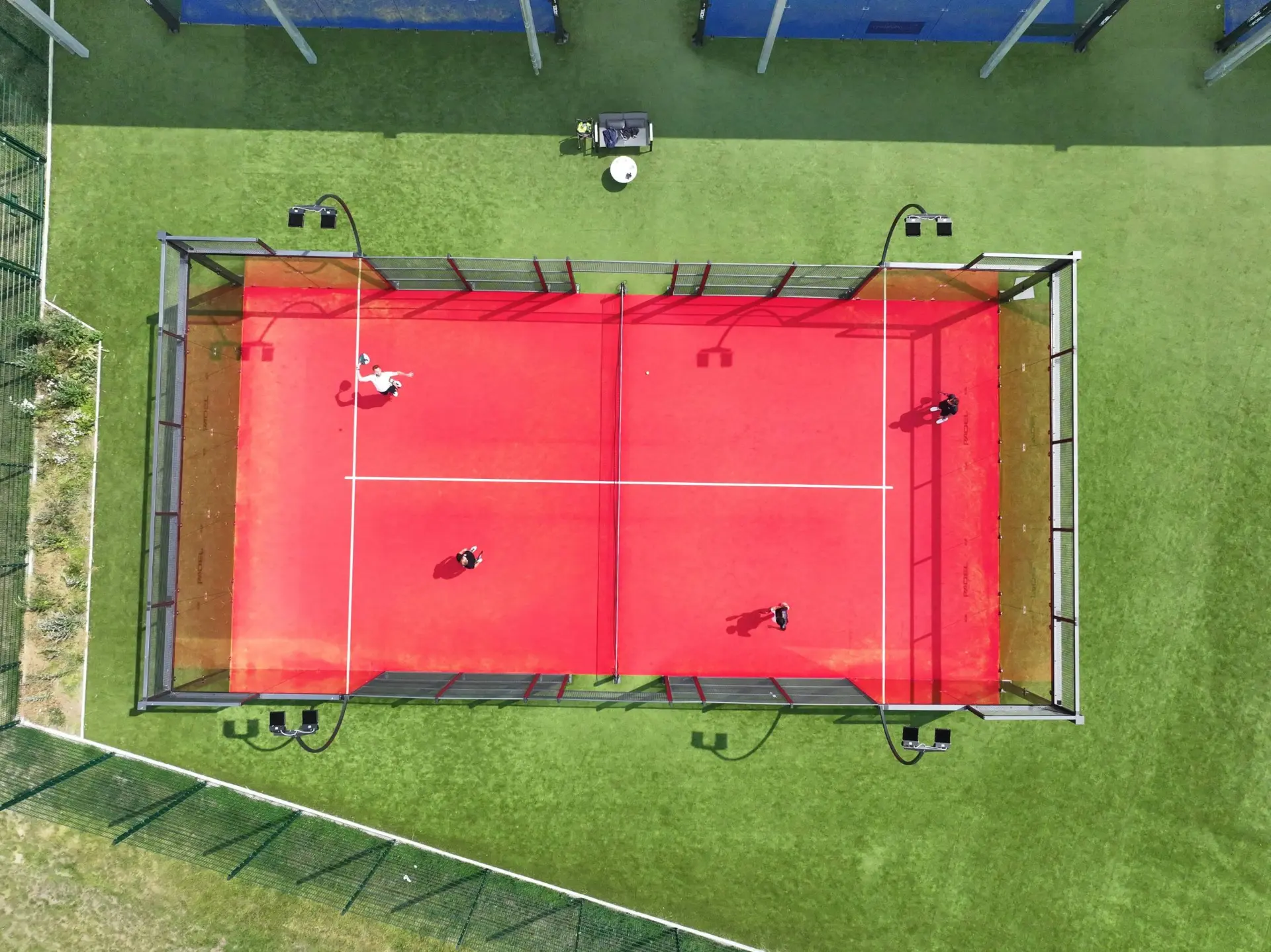 A NAC Marbella PURETi kezelt padelpályája magaslati nézetből